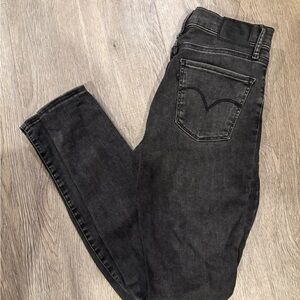 SOLD ❌Levi’s Skinny Jeans